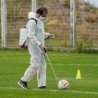 El balón es fumigado antes de iniciar las prácticas.