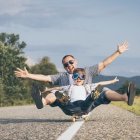 El papel de la paternidad no solo se centra en el apoyo económico. También debes involucrarte en su crianza en compañía de la madre.