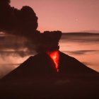 El coloso tiene más actividad volcánica durante el atardecer y por las noches.