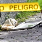 El cuerpo estaba metido en un costal;los policías llegaron al sitio, levantaron los restos y los llevaron a la morgue.