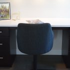 La silla para hacer teletrabajo debe de ser ergonómica o apta para usarla en la oficina.