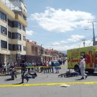 En media calle quedaron los convivientes tras ser impactados por un vehículo desconocido.