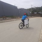 La profesora recorre en su bicicleta el cantón Playas.