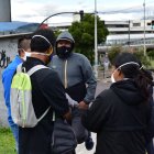 Familiares de la víctima esperaban por el cuerpo en la morgue de la Policía Nacional.