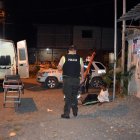 Uno de los hombres reunidos resultó herido en la pierna. Hay un segundo herido de mayor gravedad.