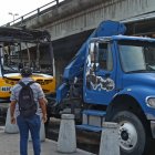 Momento en que el vehículo era remolcado por una grúa y llevado al canchón de la ciudad.