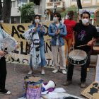 Activistas y familiares de la menor fallecida protestaron en los bajos de la Fiscalía, en Guayaquil. Piden justicia.