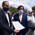 El concejal de Quito, Fernando Morales, y el activista César Montúfar llegaron la mañana de ayer a la Policía Judicial de la capital.





15   de junio  2020

KARINA DEFAS 

Agencia (ag-expreso ag-extra ag-quito)