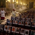 Las bancas y paredes del templo limeño fueron cubiertas con miles de fotografías.