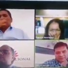 La legisladora socialcristiana con asombro mira la acción del asambleísta Ochoa.