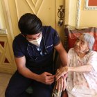 Con mucho cuidado el doctor Albiño revisa la mano derecha de su ‘abu’.