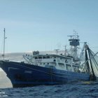 A dos millas de la costa se encuentra fondeado el barco atunero Charo.