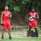 Sergio Quinteros (d) espera ganarse un espacio en el equipo titular de Barcelona.