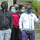 El morador ‘combatiente’ cortó un pingo que tenía en su casa y lo convirtió en su ‘espada’ para luchar.