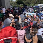 A la izquierda del alcalde Yunda está un hombre que no usa correctamente la mascarilla.