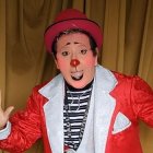 Para tener algo de ingresos vende zapatillas y verduras.