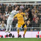 El delantero del Manchester City Gabriel Jesus cabecea para marcar ante Sergio Ramos (2-i) y el portero Thibaut Courtois, ambos del Real Madrid, durante el partido de ida de los octavos de final de la Liga de Campeones.