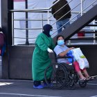 Afuera del hospital del IESS del Sur los pacientes también son chequeados en carpas de atención  ambulatoria. 

17  de junio  2020

KARINA DEFAS 

Agencia (ag-expreso ag-extra ag-quito)