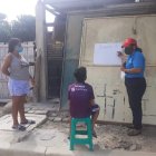 La profesora prefiere dar clases en los exteriores de las casas para evitar el contagio.
