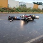 Varios agricultores que iban a sus jornadas vieron a Carlos Macías tendido en la vía.