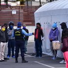 Personas con sospecha de COVID-19 esperan por una prueba para confirmar su diagnóstico.