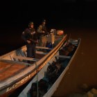 La embarcación contenía cuatro sacos de camarón y fue retenida por la Armada.