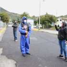 Geovanna le reclama a un guardia del hospital por qué nunca le dieron información sobre el estado de salud de su padre.