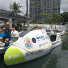 La embarcación tiene una cabina frontal para cocinar, descansar.