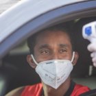 Fidel Martínez del Barcelona, esperando el resultado de su temperatura a la llegada al entrenamiento.