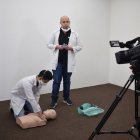 A través de la web, el docente Rodrigo Cortez (de pie) dialoga con alumnos de Seguridad y Prevención de Riesgo Laboral del Instituto Tecnológico de Formación.