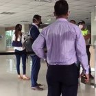 Mieles (de blusa blanca y pantalón azul), antes de ingresar a la audiencia de este viernes.