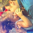 Conversar con sus hijos y compartir con ellos es la base de la relación.