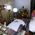 La gorra y la camiseta preferidas de Mario Mendoza Morán cubrían el féretro embalado donde reposan sus restos.

GERARDO MENOSCAL
Agencia (ag-expreso)