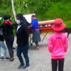 El funeral hizo una parada en la calle donde la mujer vivía, en el barrio Los Ángeles.