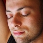 Ponerte  la camisa de tu pareja puede hacerte sentir su fragancia, humor produciéndote calidez y seguridad.