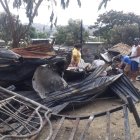 Perjudicados buscan entre los escombros alguna pertenencias que puedan rescatar.