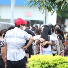 Familiares de las víctimas llegaron al Laboratorio de Criminalística a retirar los cuerpos.