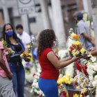 Los comerciantes ofrecían sus productos de lado y lado de la calle porteña.