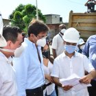 El prefecto junto a autoridades de dos cantones, durante su último recorrido de obras, efectuado el viernes 19 de junio.