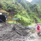 Los habitantes en Río Blanco ayudaban a la limpieza del material que descendió hoy..