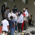 La madre de Carlos Luis Morales llegó a la clínica y gritó a los periodistas que allí se encontraban.