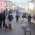 Los compradores tuvieron que regresar a sus casas con los carros sin víveres.