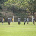 En la mañana del martes 23 de junio, los jugadores del Barcelona dedicaron un minuto de silencio en homenaje a Carlos Luis Morales.