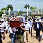 El ataúd fue cargado en los hombros de los simpatizantes.