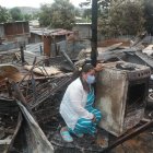 Elizabeth Banchón, arrimada a su cocina, que quedó chamuscada. Su casa desapareció del mapa.