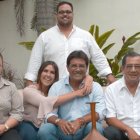 Micaela abrazada a su padre durante una reunión familiar, en la que también están sus hermanos.