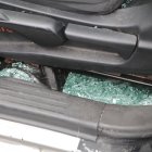 Los vidrios trizados quedaron a un costado de los asientos del vehículo.