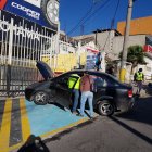 Los sospechosos chocaron contra una puerta y luego intentaron huir a pie.