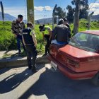 Agentes de la Policía Nacional retiraron a los bebedores en un automóvil en Quitumbe, 
el 6 de junio.