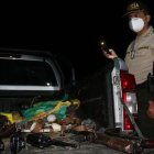 Un agente muestra parte de lo que se incautó durante la redada policial.
